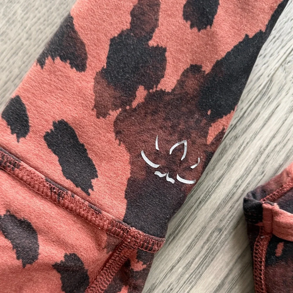 Beyond Yoga Brown and Black Leggings Set - Picture 4 of 6